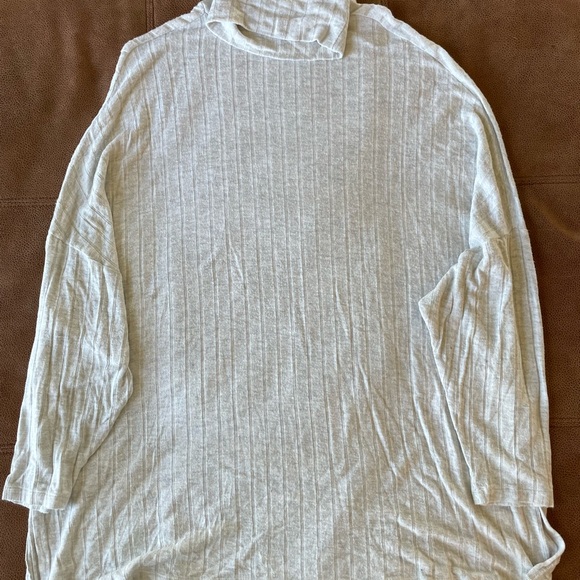 Gray Ribbed Long Sleeve Turtleneck Sweater - Picture 1 of 3